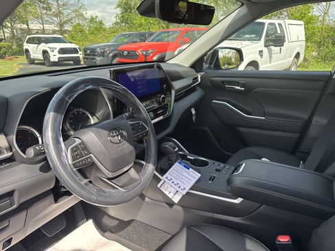 New 2025 Toyota Highlander XLE image 15