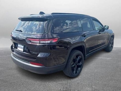Used 2023 Jeep Grand Cherokee L Limited w/ Black Appearance Package AWD/4WD image 8