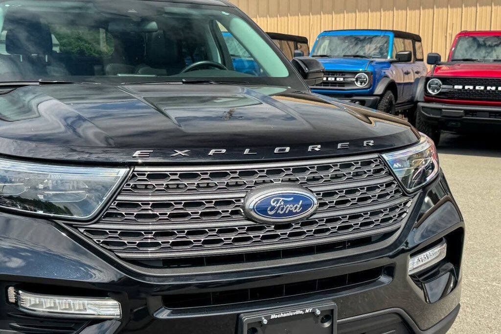 Used 2023 Ford Explorer XLT w/ Equipment Group 202A AWD/4WD image 9