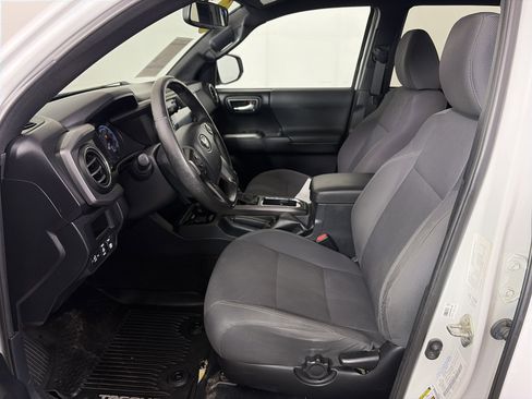 Used 2017 Toyota Tacoma TRD Sport AWD/4WD image 5