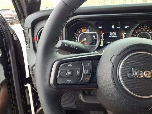 Used 2025 Jeep Wrangler Unlimited Rubicon AWD/4WD image 22