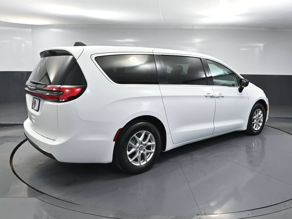 Used 2024 Chrysler Pacifica Touring-L FWD image 3