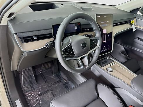 New 2025 Volvo EX90 Plus w/ Protection Package Premier image 9