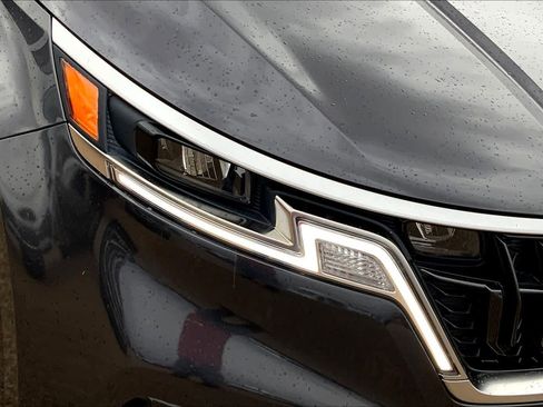 Certified 2024 Kia Carnival EX image 31