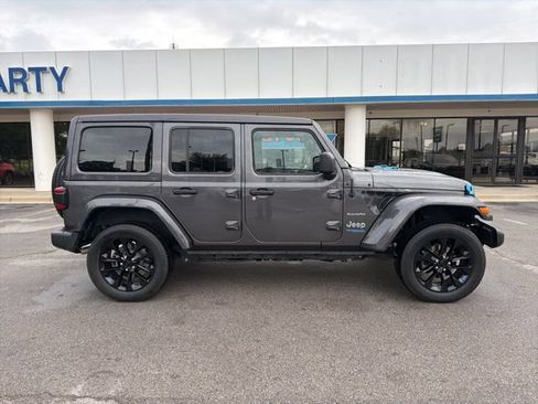 Used 2022 Jeep Wrangler Unlimited Sahara w/ Cold Weather Group AWD/4WD image 3