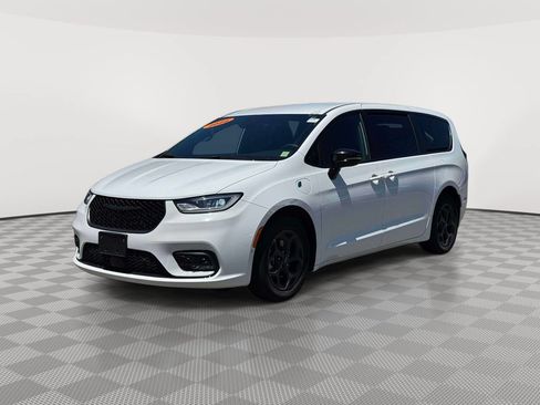 Used 2024 Chrysler Pacifica Limited FWD image 3