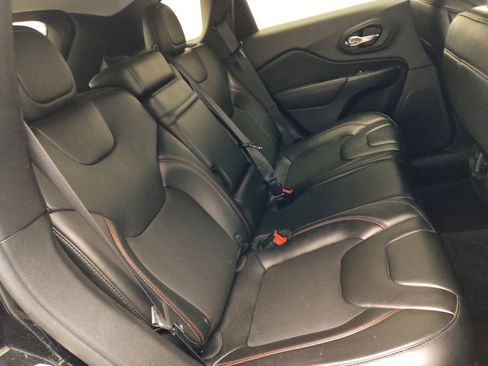 Used 2019 Jeep Cherokee Trailhawk image 19