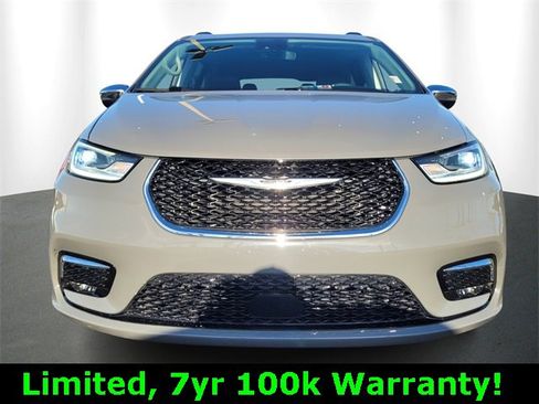 Used 2023 Chrysler Pacifica Limited image 2