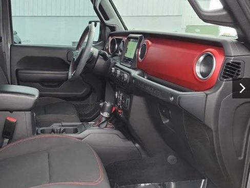 Used 2022 Jeep Wrangler Unlimited Rubicon w/ Cold Weather Group AWD/4WD image 4