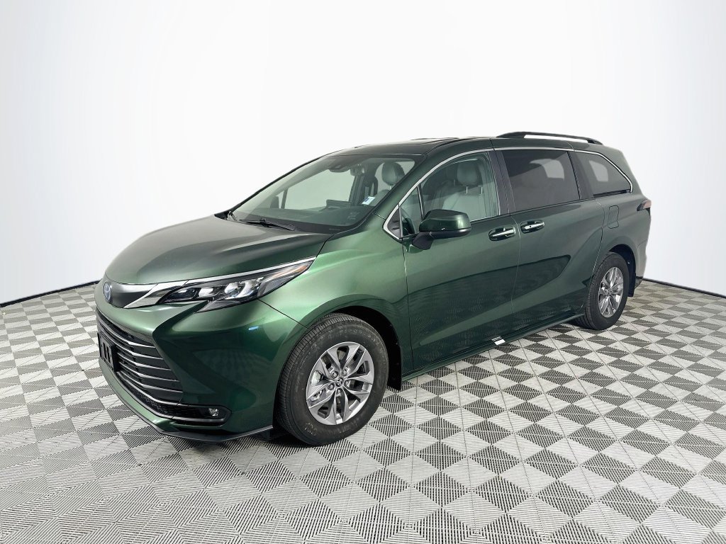 Used 2025 Toyota Sienna XLE AWD/4WD image 3