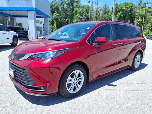 Used 2025 Toyota Sienna XLE w/ XLE Plus Package AWD/4WD image 8