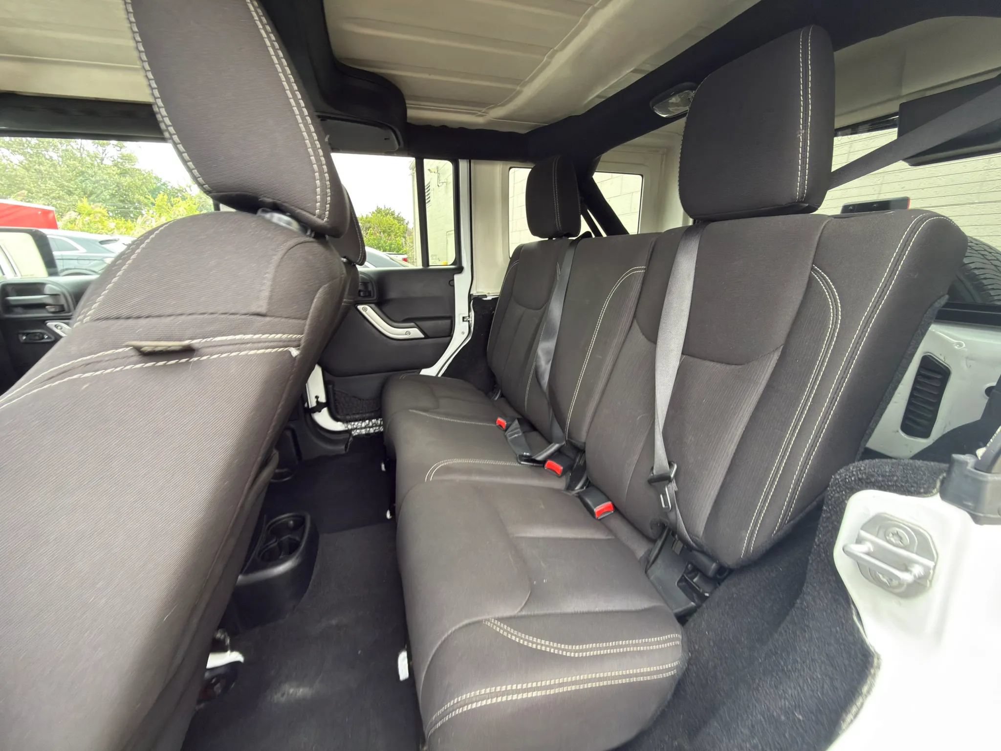 Used 2015 Jeep Wrangler Unlimited Sahara AWD/4WD image 27
