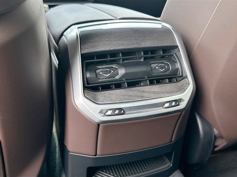 Certified 2025 BMW 740i w/ Premium Package RWD image 27