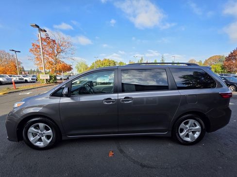 Used 2018 Toyota Sienna LE image 5