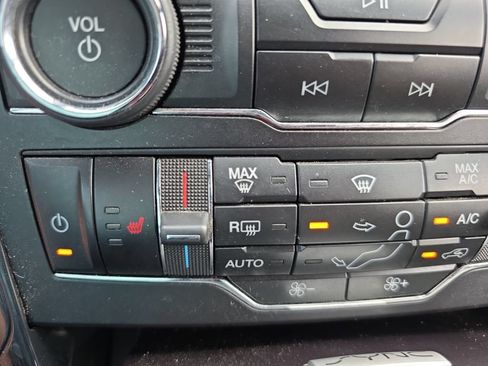 Used 2019 Ford Explorer XLT w/ Equipment Group 202A AWD/4WD image 30