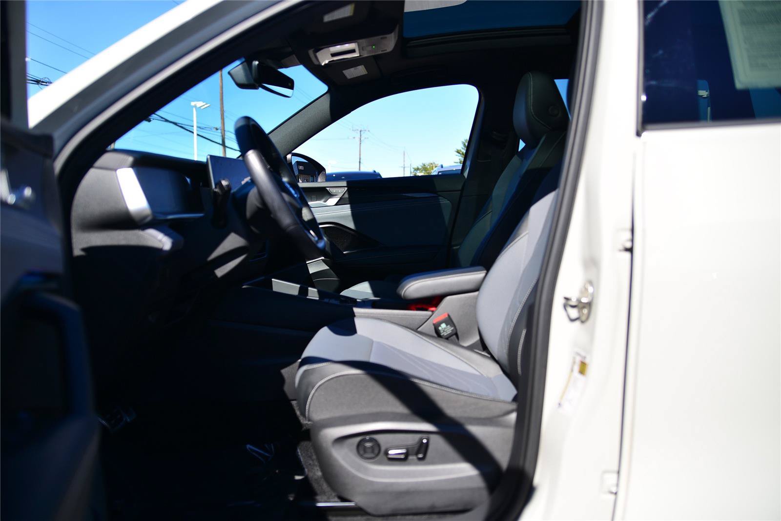 Certified 2025 Volkswagen Tiguan SE R-Line AWD/4WD image 23
