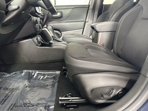 Used 2023 Jeep Renegade Latitude w/ Premium Group image 21