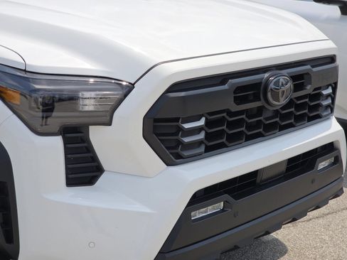 Used 2025 Toyota Tacoma TRD Off-Road w/ TRD Off Road Upgrade Package AWD/4WD image 5