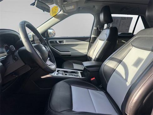 Used 2022 Ford Explorer XLT w/ XLT Sport Appearance Package image 9