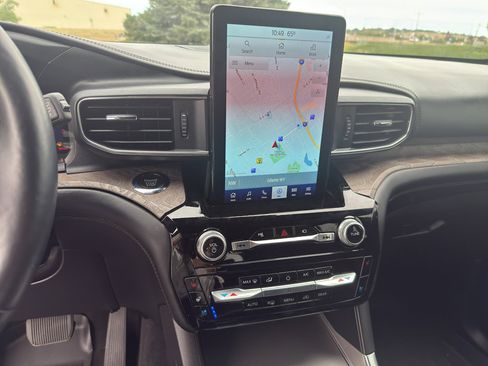 Used 2022 Ford Explorer Platinum w/ Technology Package image 27
