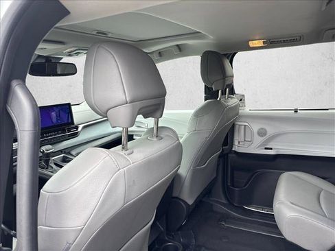 Certified 2026 Toyota Sienna XLE FWD image 17