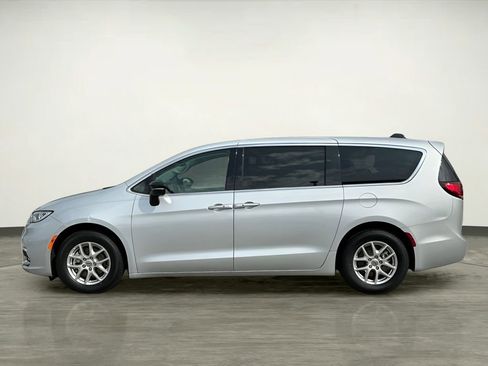 Used 2024 Chrysler Pacifica Touring-L image 3