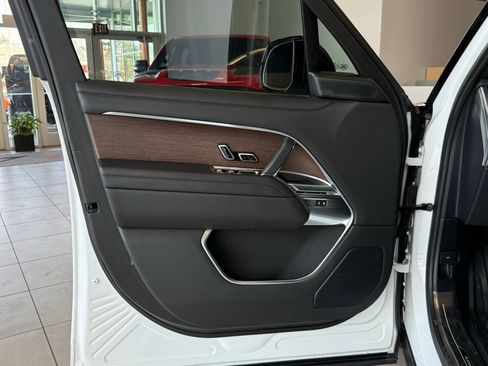 Used 2025 Land Rover Range Rover SE image 44