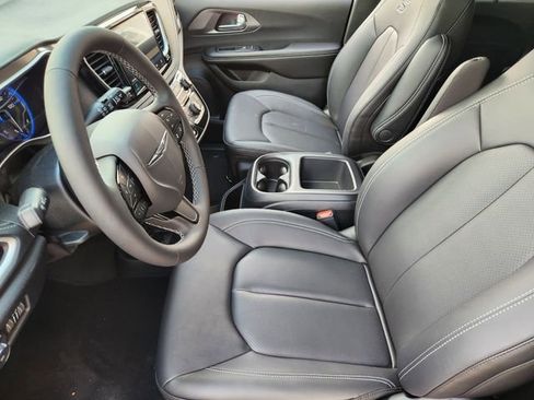 New 2026 Chrysler Pacifica Select image 9