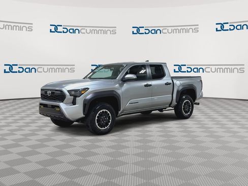 Used 2025 Toyota Tacoma TRD Off-Road AWD/4WD image 4