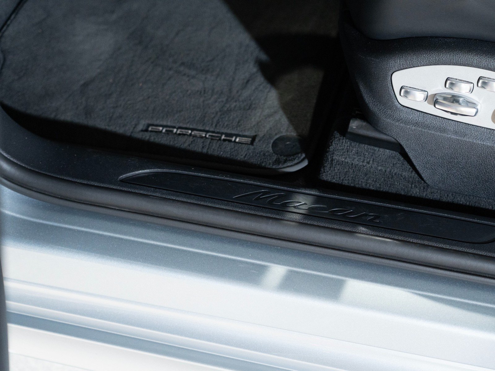 Certified 2023 Porsche Macan AWD/4WD image 12