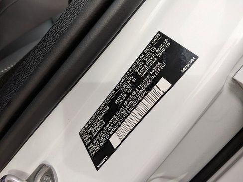 Certified 2025 Volvo XC40 B5 Core image 30