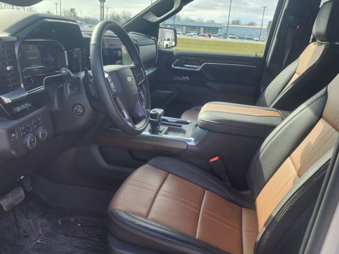 Used 2025 Chevrolet Silverado 1500 High Country image 11