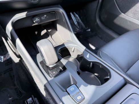 Certified 2025 Volvo XC40 B5 Core AWD/4WD image 23