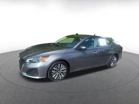 Used 2025 Nissan Altima 2.5 SV FWD image 8