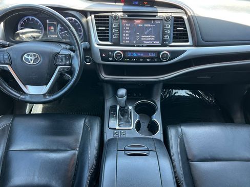 Used 2018 Toyota Highlander XLE AWD/4WD image 13