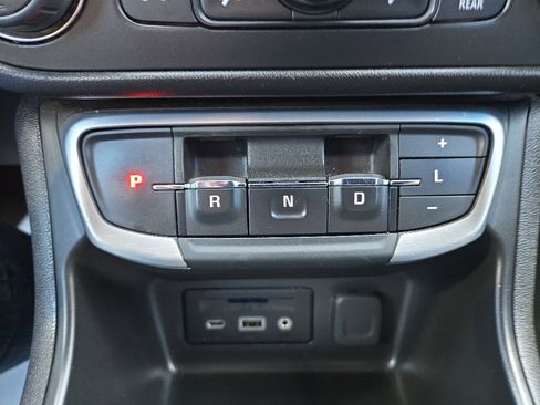 Used 2024 GMC Terrain SLT image 18