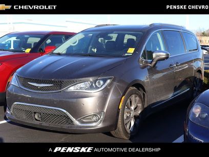 Used 2018 Chrysler Pacifica Limited w/ Tire & Wheel Group