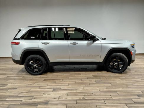 Used 2022 Jeep Grand Cherokee Altitude AWD/4WD image 25