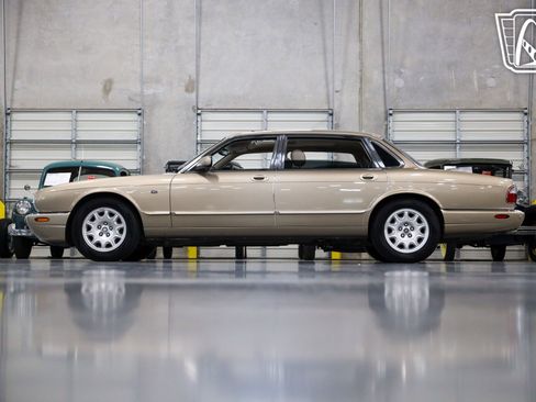 Used 2001 Jaguar XJ8 image 16