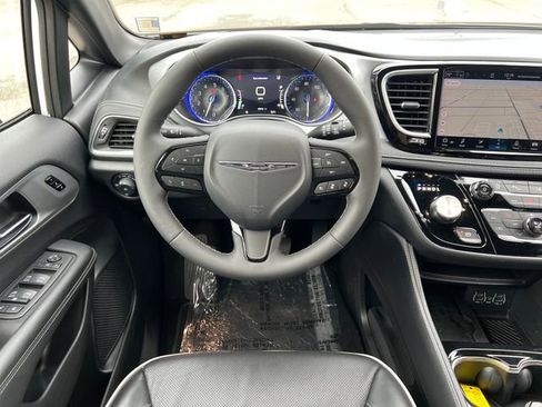 Used 2025 Chrysler Pacifica Limited image 20