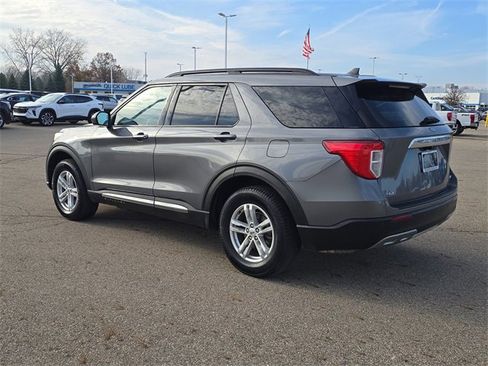 Used 2021 Ford Explorer XLT w/ Equipment Group 202A image 4