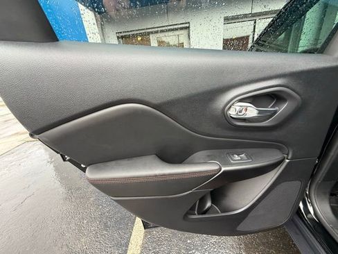 Used 2022 Jeep Cherokee Trailhawk image 15