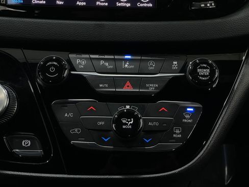 Used 2020 Chrysler Pacifica Touring-L w/ Advanced Safetytec Group image 25