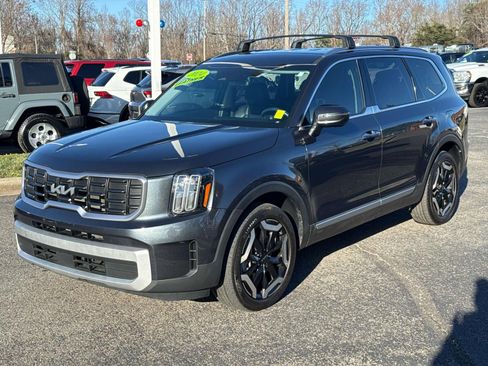 Used 2024 Kia Telluride S image 3