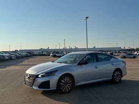 Certified 2025 Nissan Altima 2.5 SV FWD image 11