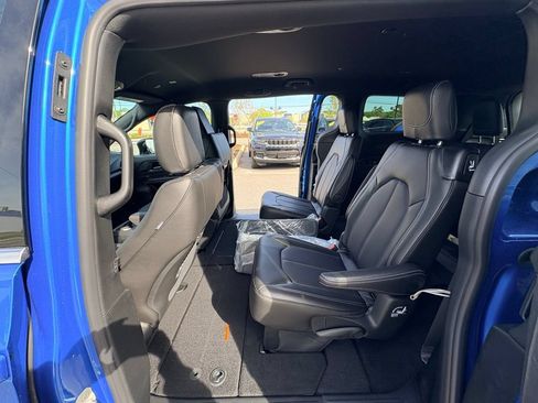 New 2026 Chrysler Pacifica Select FWD image 32
