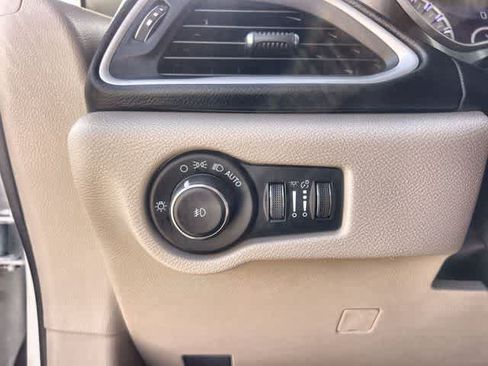 Used 2023 Chrysler Pacifica Touring-L FWD image 29
