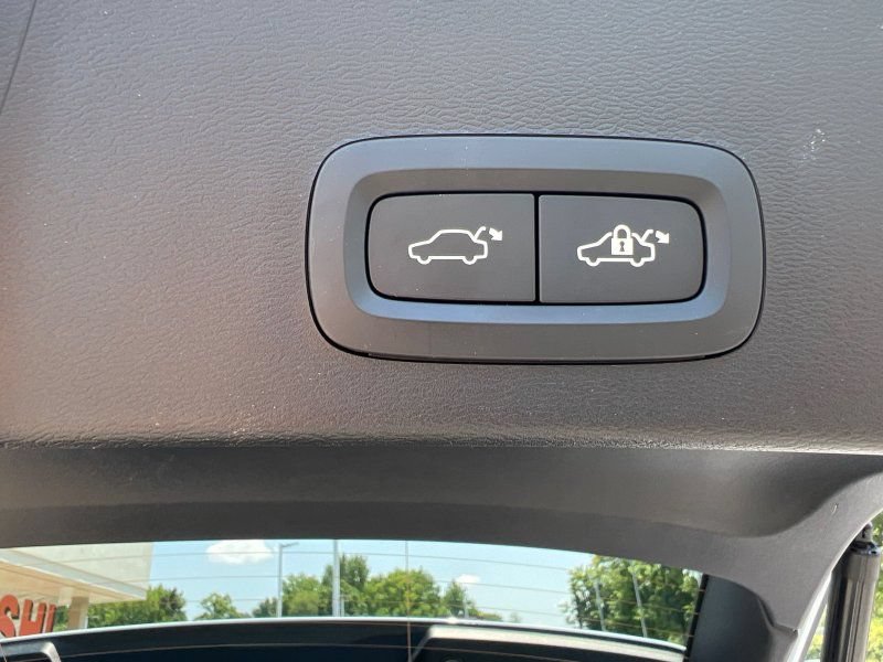 Used 2024 Volvo XC40 B5 Plus AWD/4WD image 16