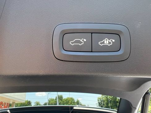 Used 2024 Volvo XC40 B5 Plus AWD/4WD image 16