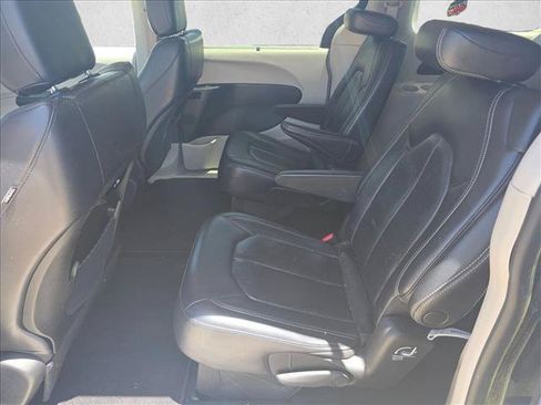 Used 2022 Chrysler Pacifica Touring-L FWD image 13